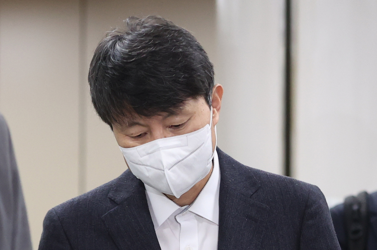 금융위원회에서 근무하던 시기 금융업체 대표 등으로부터 뇌물을 수수한 혐의로 1심에서 징역형 집행유예를 선고받은 유재수 전 부산시 경제부시장이 5일 오전 서울 서초구 서울고법에서 열린 항소심 선고공판을 마친 뒤 법원을 나서고 있다. 이날 법원은 유씨에게 징역 1년 6개월에 집행유예 3년을 선고한 1심을 깨고 징역 1년에 집행유예 2년을 선고했다. 재판부는 또 벌금 9천만원을 선고한 1심과 달리 벌금 5천만원을 선고했으며, 추징액도 1심의 4천221만원보다 적은 2천여만원으로 결정했다. [연합]
