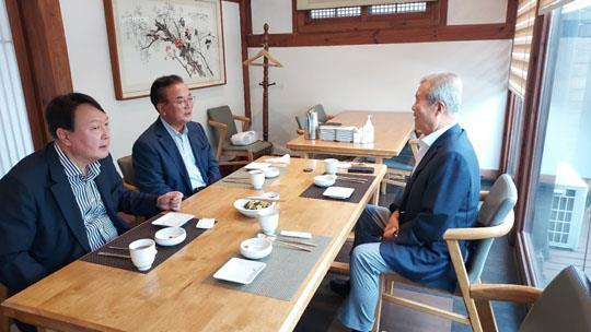 윤석열, 김종인과 오찬 회동. 국민의힘 대선 후보 윤석열 전 검찰총장(왼쪽)이 지난 8월 17일 서울 종로구 한 음식점에서 김종인 전 국 민의힘 비상대책위원장(오른쪽)과 오찬 회동을 하고 있다. 이날 회동은 정갑윤 전 국회부의장이 주선했다. [연합]