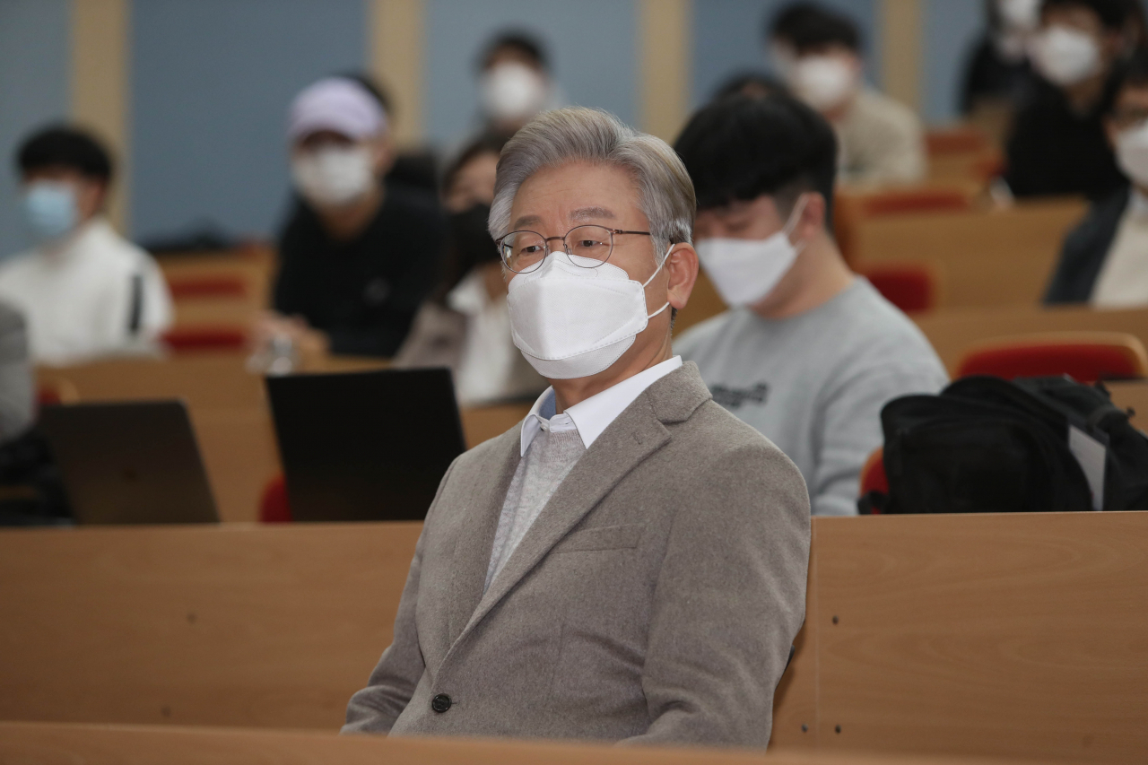 더불어민주당 이재명 대선 후보가 5일 오후 대구 경북대학교에서 '청년이 묻고 이재명이 답하다. 경북대학생들과의 대화'에 참석하고 있다. [연합]