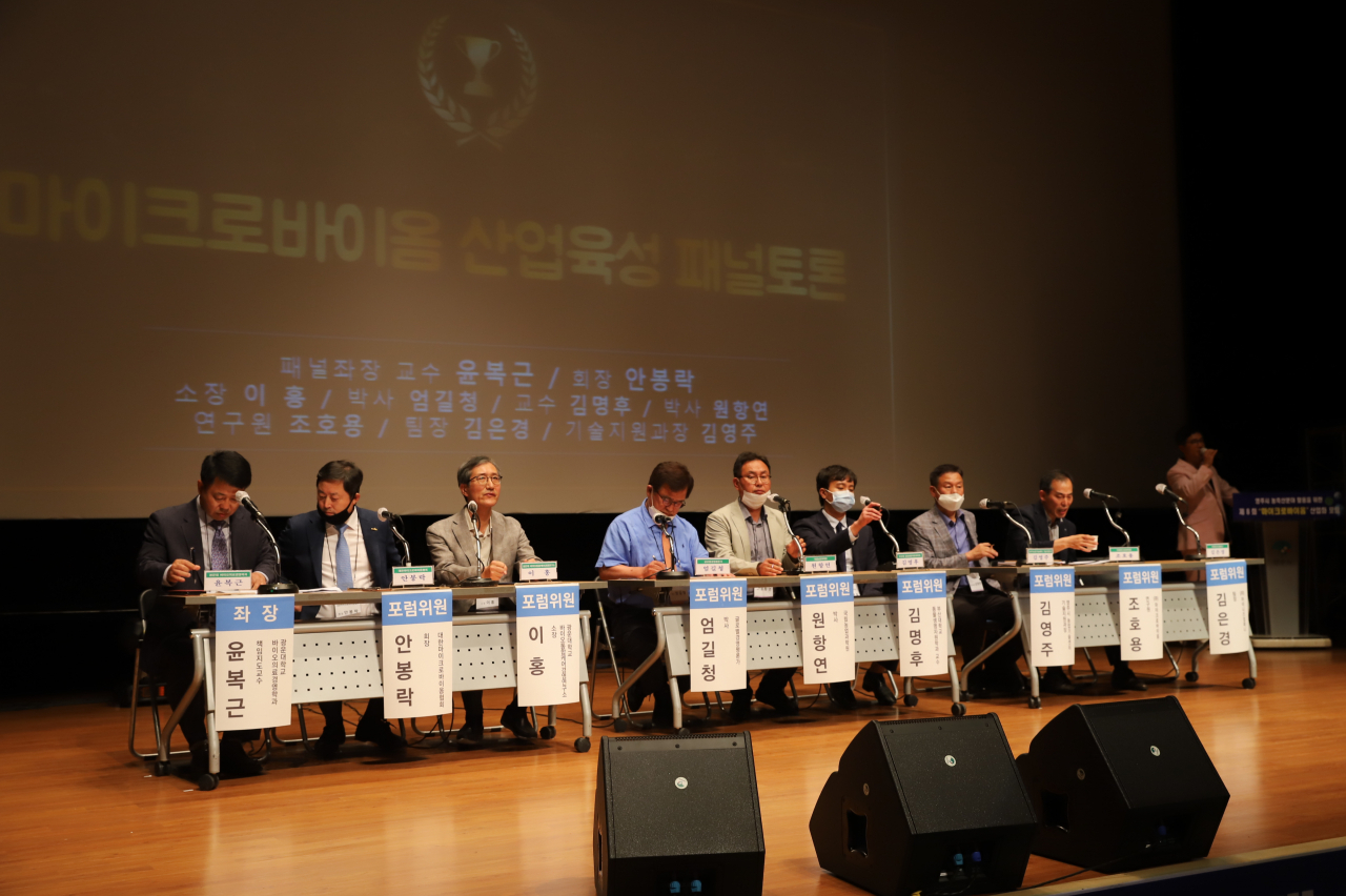 지난해 열린 영주 지역 농축산 분야 활용을 위한 마이크로바이옴 산업화 포럼 중 패널 토론 모습.[사진=김병진 기자]