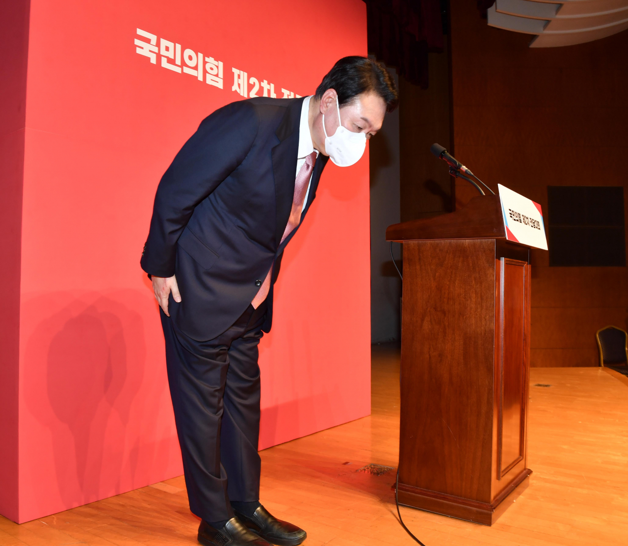 국민의힘 윤석열 대선 후보가 5일 오후 서울 용산구 백범김구기념관에서 열린 제2차 전당대회에서 제20대 대통령 선거 후보에 선출된 후 기자회견을 하기에 앞서 인사하고 있다. [연합]