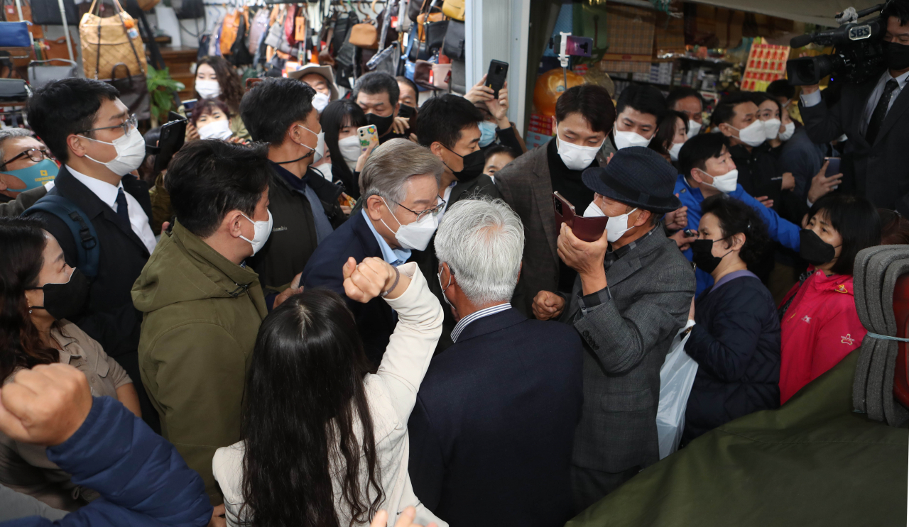 더불어민주당 이재명 대선 후보가 5일 오후 대구 서문시장을 찾은 가운데 이 후보를 보기 위해 인파가 몰려 있다. [연합]