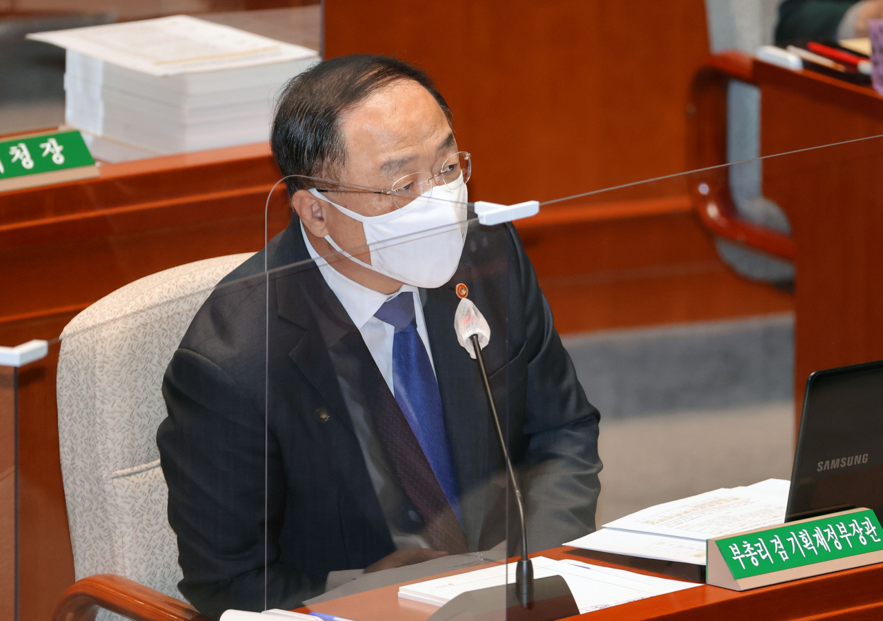 홍남기 경제부총리가 5일 오후 서울 여의도 국회에서 열린 예산결산특별위원회에서 답변하고 있다. [연합]