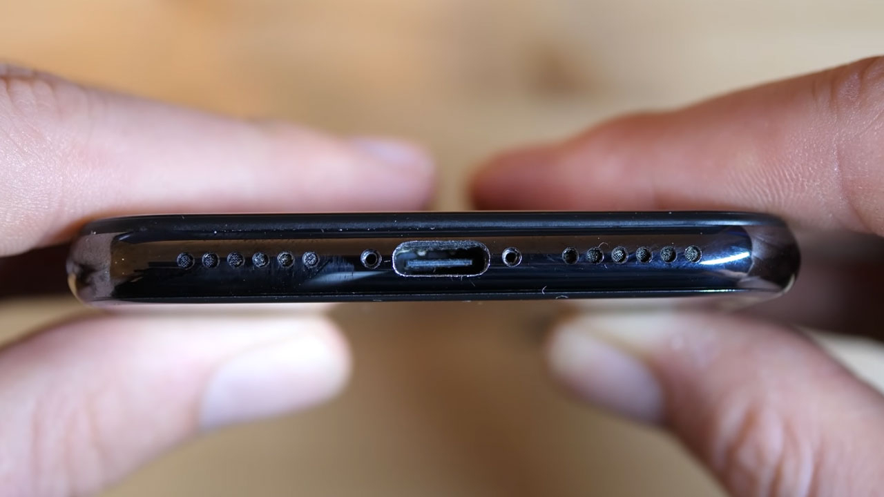 최근 경매에 등장해 입찰가 1억원을 넘어선 애플의 USB-C타입 아이폰X. [이베이]