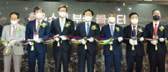 지난 5일 부산 연산동 홈앤쇼핑 부산콜센터 개관식에서 박형준 부산광역시장(왼쪽 세번째), 김기문 홈앤쇼핑 이사회의장(〃네번째), 김옥찬 홈앤쇼핑 대표(〃다섯번째) 등 참석 인사들이 테이프를 자르고 있다. [홈앤쇼핑 제공]