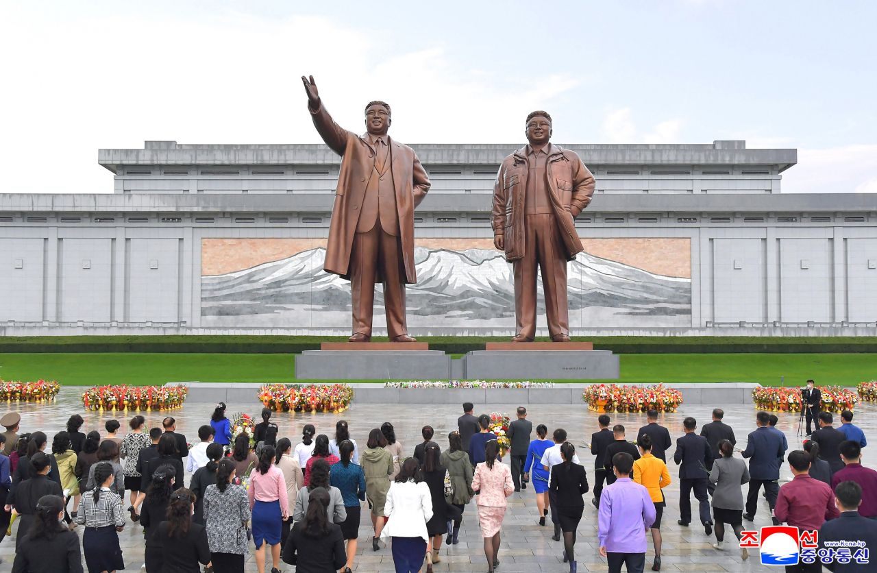 북한 당창건 76주년을 맞아 평양 만수대 언덕 김일성·김정일 동상에 꽃바구니들을 진정했다고 조선중앙통신이 지난달 11일 보도했다. [연합]
