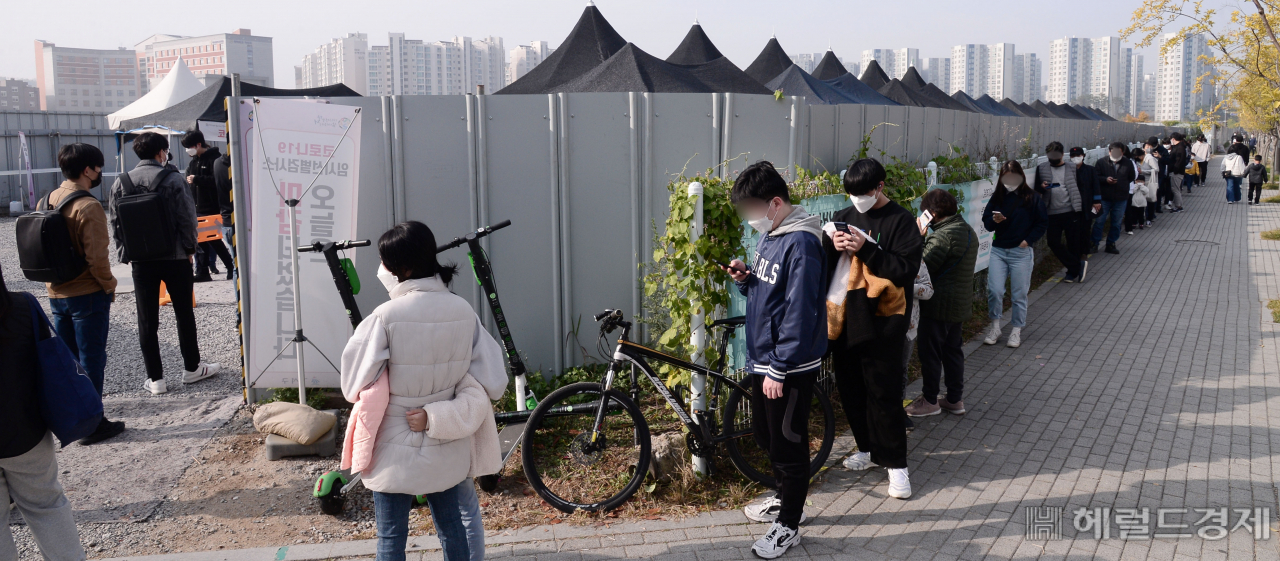 지난 5일 오전 서울 강서구 마곡동 코로나19 임시선별검사소를 찾은 시민들이 줄지어 대기하고 있다. [헤럴드경제=박해묵 기자]