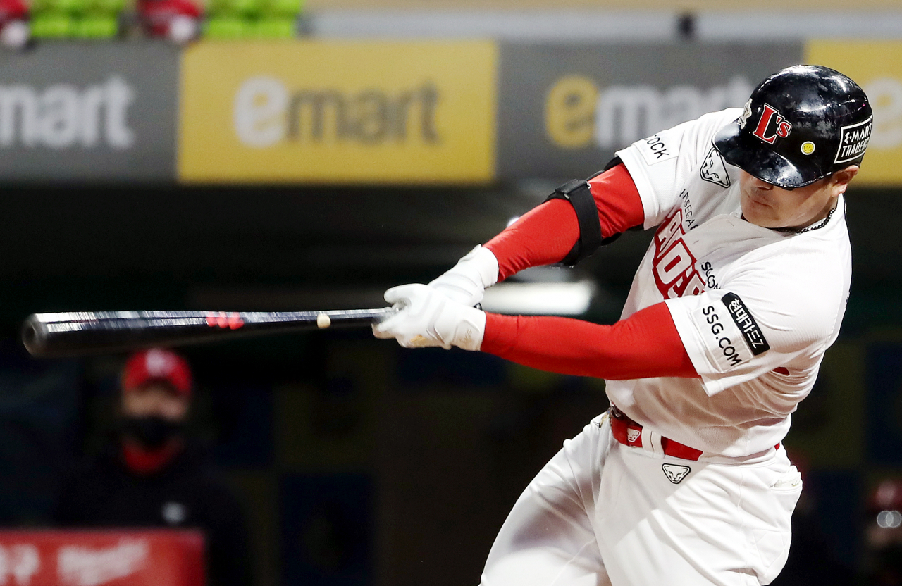 지난달 28일 인천 SSG 랜더스필드에서 열린 프로야구 두산 베어스와 SSG 랜더스의 경기. 6회말 SSG 공격 무사 1루 상황에서 SSG 추신수가 우중간 3루타를 치고 있다. 1루 주자 최지훈은 홈인. [연합]