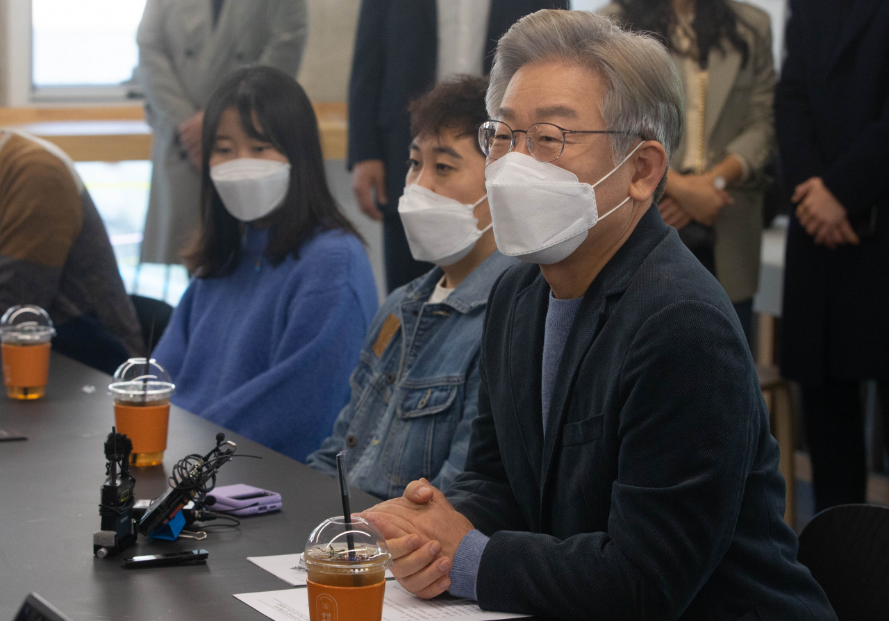 이재명 더불어민주당 대선 후보가 6일 오전 서울 동대문구 청년주택 '장안생활'를 방문, 입주 청년들과 간담회를 하고 있다. 장안생활은 1인 가구 청년들이 거주하며 작업도 할 수 있는 '코워킹·코리빙' 공간이다. [연합]