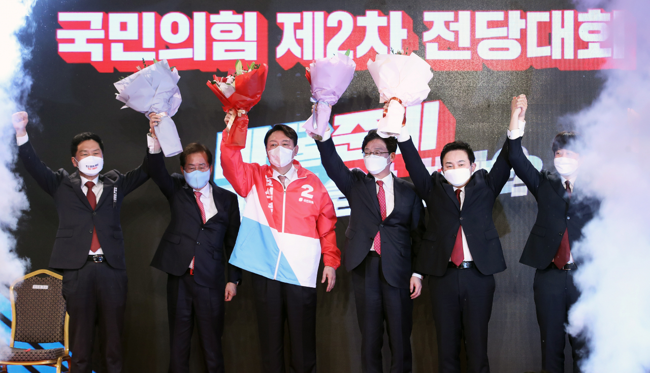 국민의힘 윤석열 대선후보(왼쪽 세번째)가 5일 서울 용산구 효창동 백범김구기념관에서 열린 제2차 전당대회에서 이준석 대표 및 경선후보들과 꽃다발을 들고 인사하고 있다. 왼쪽부터 김기현 원내대표, 홍준표 경선후보, 윤 후보, 유승민, 원희룡 경선후보, 이준석 대표. [국회사진기자단]