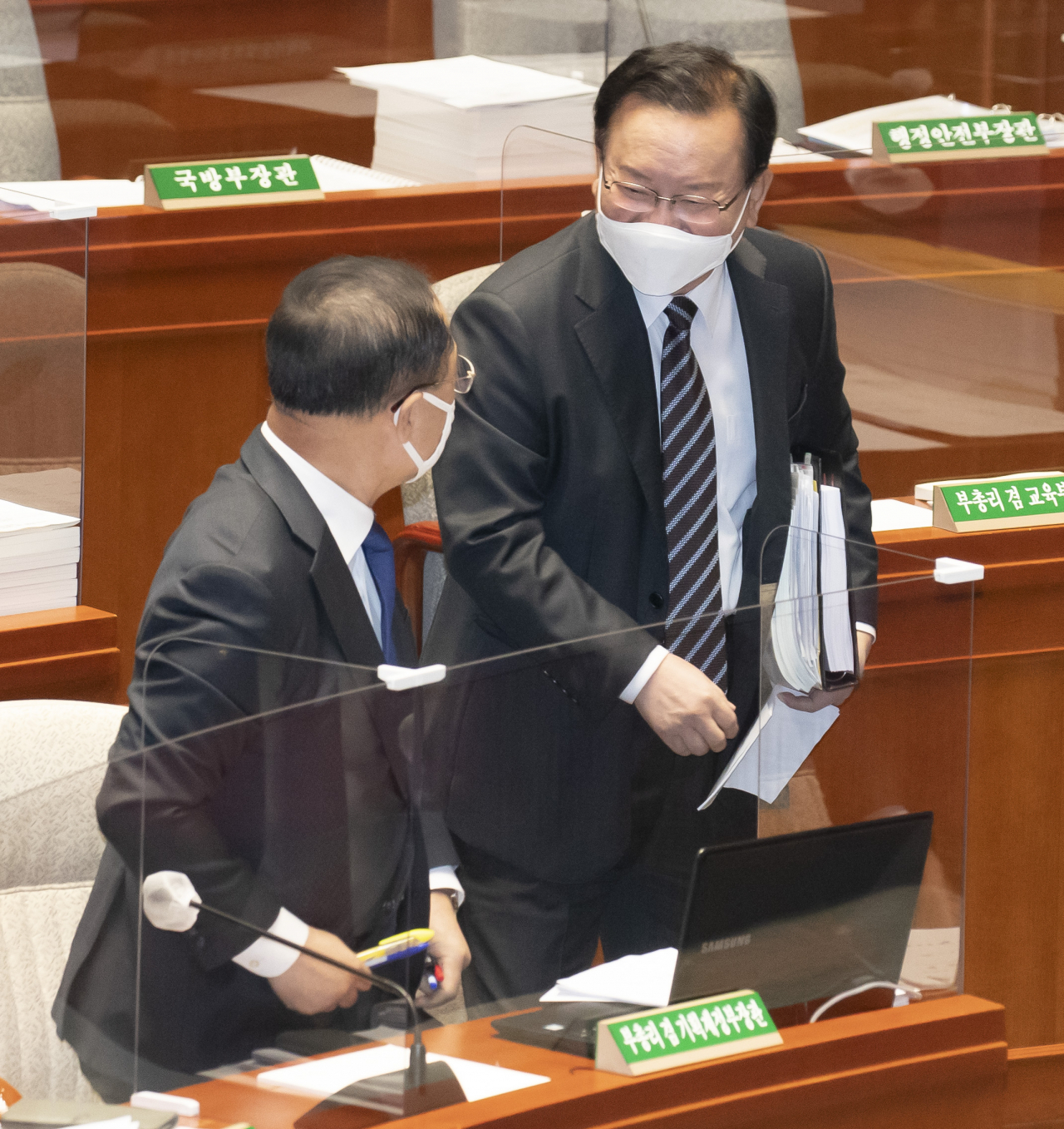 김부겸 국무총리와 홍남기 경제부총리가 5일 오후 서울 여의도 국회에서 열린 예산결산특별위원회 전체회의에서 인사하고 있다. 연합뉴스