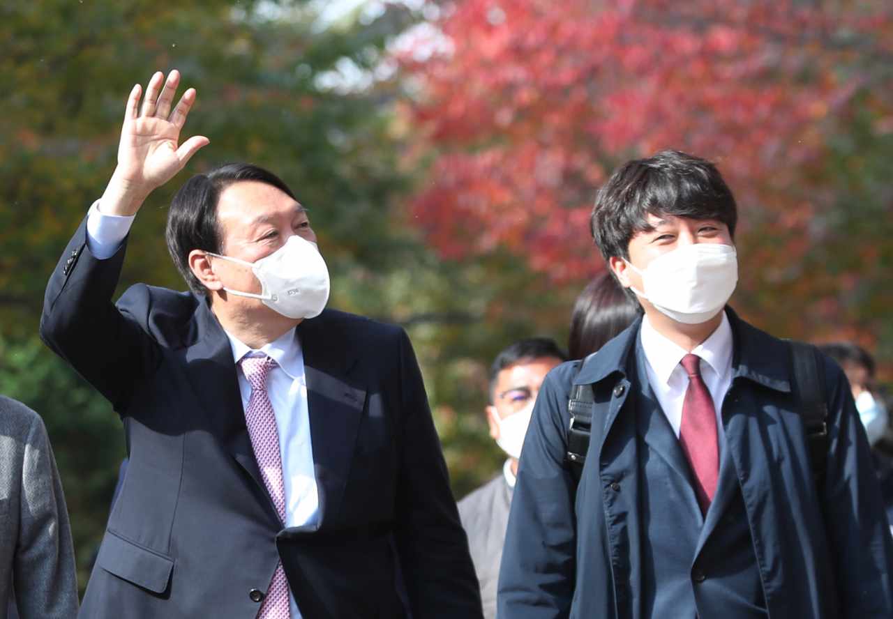 국민의힘 윤석열 대선 후보가 6일 오후 이준석 대표와 오찬을 위해 서울 마포구 염리동 한 식당으로 이동하며 시민들에게 손을 들어 인사하고 있다. [연합]