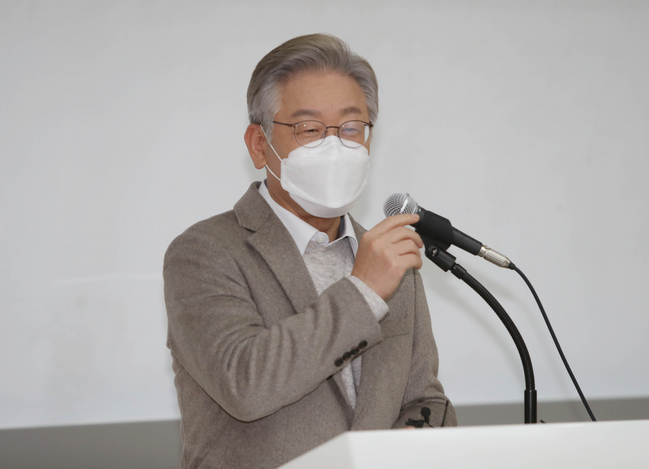 더불어민주당 이재명 대선 후보가 5일 오후 대구 경북대학교에서 '청년이 묻고 이재명이 답하다. 경북대학생들과의 대화'에 참석해 인사말을 하고 있다. 연합뉴스