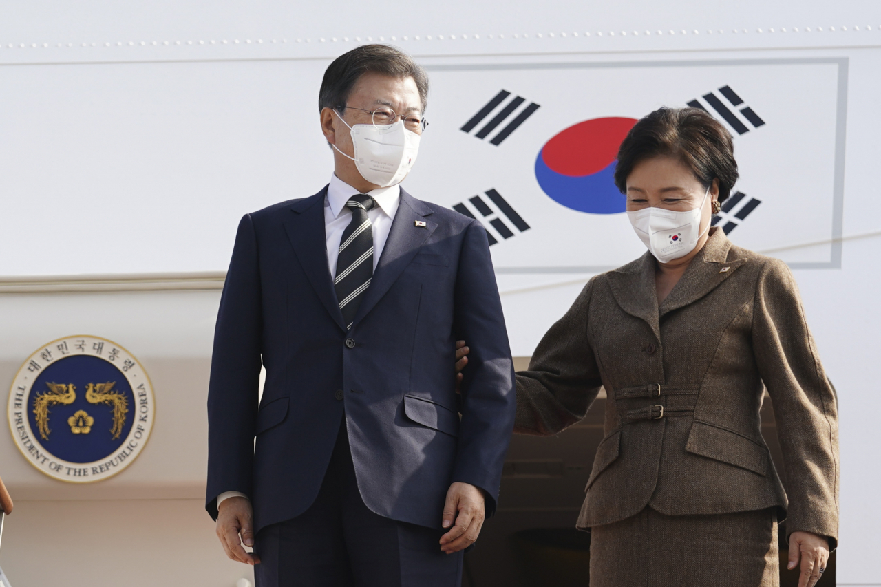 주요 20개국(G20) 정상회의와 제26차 유엔 기후변화협약 당사국총회(COP26) 참석 등 7박 9일간의 유럽 순방일정을 마친 문재인 대통령과 김정숙 여사가 5일 경기도 성남시 서울공항에 도착, 공군 1호기에서 내리고 있다. 연합뉴스