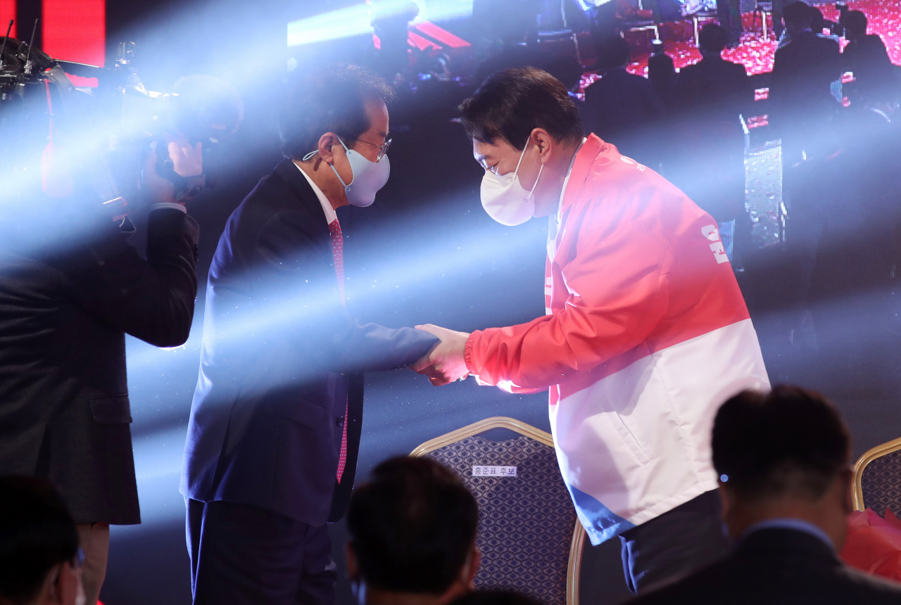 국민의힘 제20대 대통령 선거 후보에 선출된 윤석열 후보가 지난 5일 오후 서울 용산구 백범 김구기념관에서 열린 2차전당대회에서 홍준표 경선 후보와 인사하고 있다. [연합]