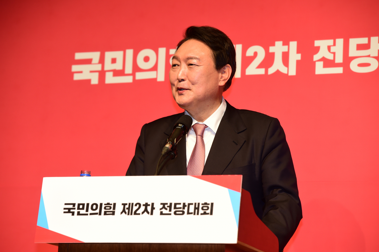 윤석열 국민의힘 대선 후보가 지난 5일 오후 서울 용산구 백범김구기념관에서 열린 제2차 전당대회에서 제20대 대통령 선거 후보에 선출된 후 기자회견을 하고 있다. [연합]