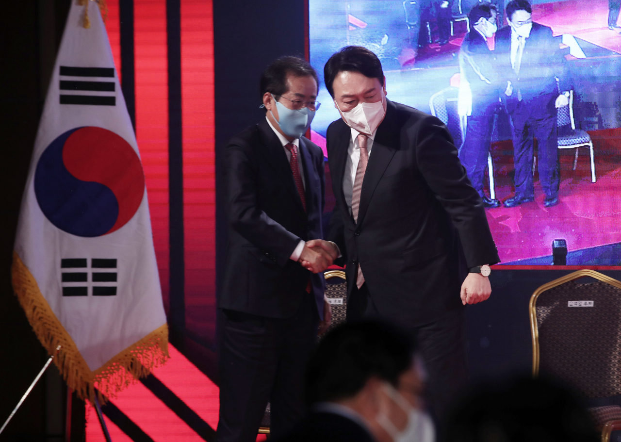 국민의힘 대선 후보로 선출된 윤석열 후보가 5일 오후 서울 용산구 백범김구기념관에서 열린 제2차 전당대회에서 당 대선 후보 경선 결과가 발표된 후 홍준표 경선 후보의 축하를 받고 있다. 연합뉴스
