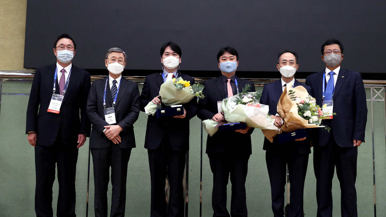 지난 6일 ‘2021 두산연강외과학술상’ 시상식에서 (왼쪽부터)대한외과학회 서경석 회장, 두산연강재단 박용현 이사장, 부산 백병원 이안복 부교수, 원주 세브란스병원 정필영 임상교원, 아주대병원 한상욱 교수, 대한외과학회 이우용 이사장이 기념사진을 촬영하고 있다. [두산그룹 제공]