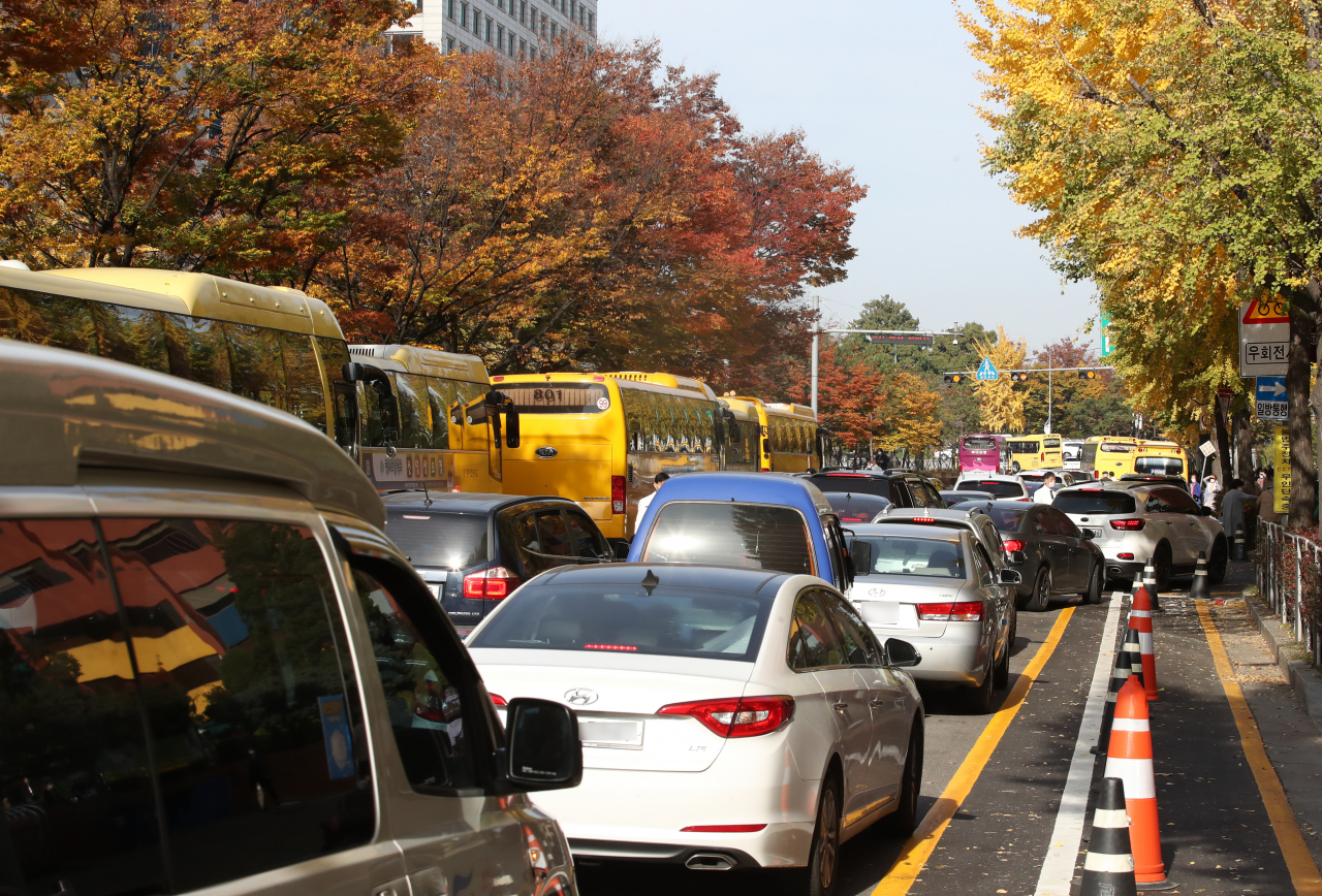 '단계적 일상회복'(위드 코로나) 1단계 이후 첫 주말을 맞은 7일 서울 영등포구 여의도순복음교회 앞 도로가 정체를 빚고 있다. [연합]