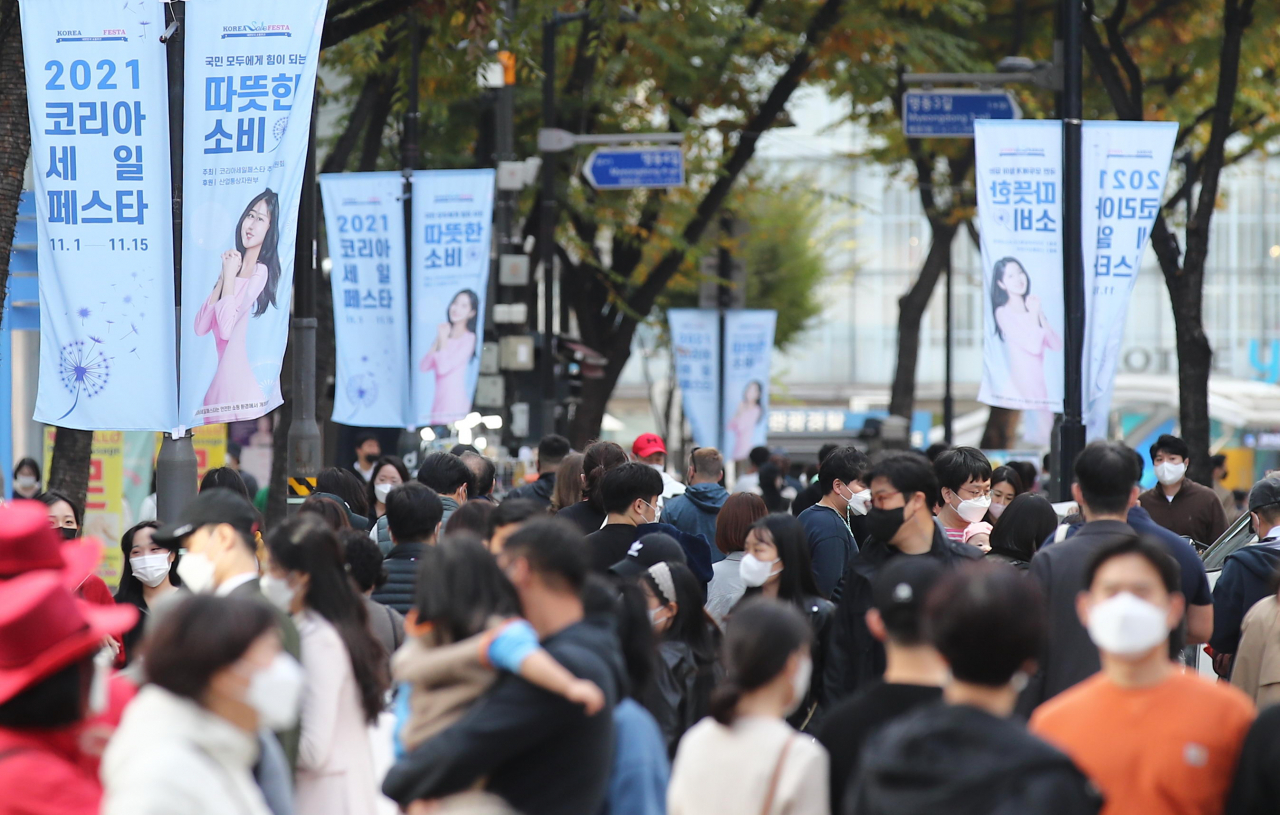 단계적 일상회복(위드 코로나) 시행 후 첫 휴일인 7일 오후 서울 중구 명동에 몰린 인파. [연합]
