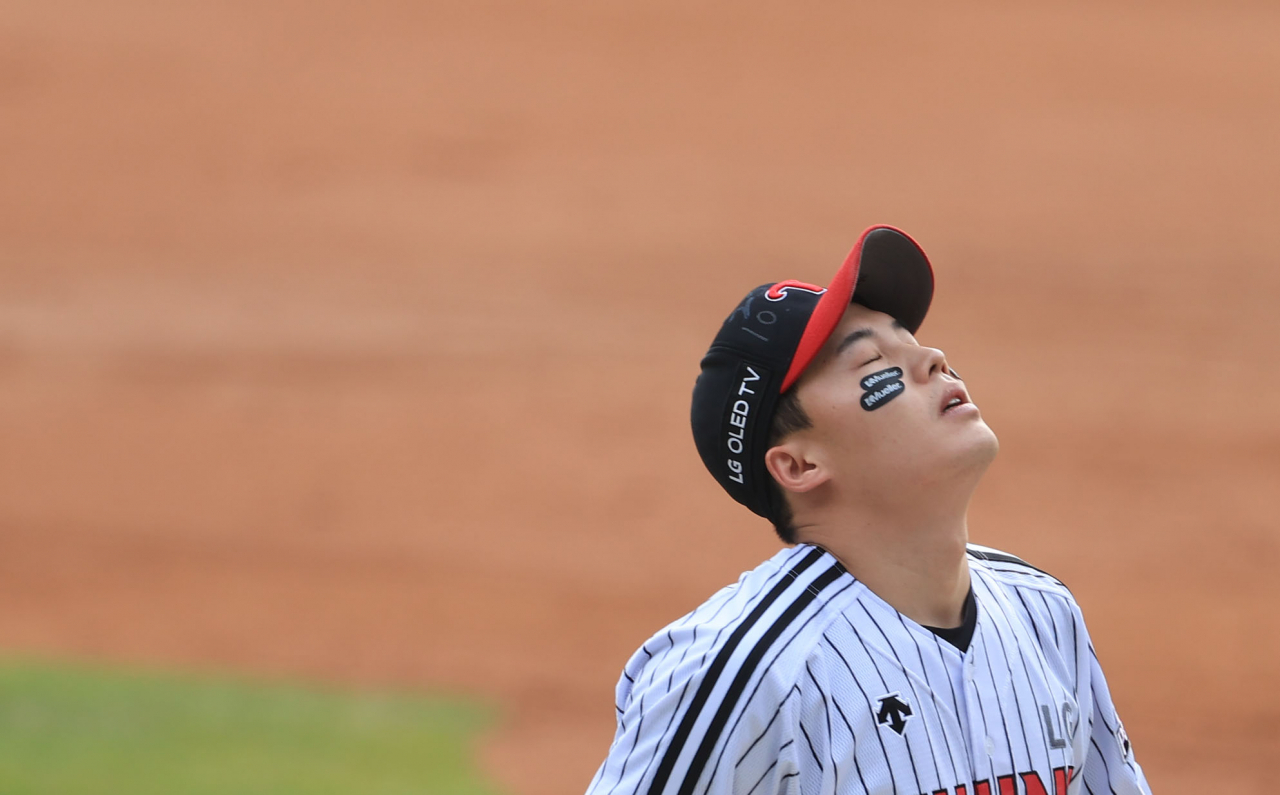 7일 서울 잠실야구장에서 열린 2021 프로야구 KBO 포스트시즌 준플레이오프 3차전 LG트윈스와 두산 베어스의 경기. 3회초 두산 페르난데스에게 2점 홈런을 허용한 뒤 강판된 LG 임찬규가 아쉬운 표정으로 더그아웃으로 향하고 있다. [연합]