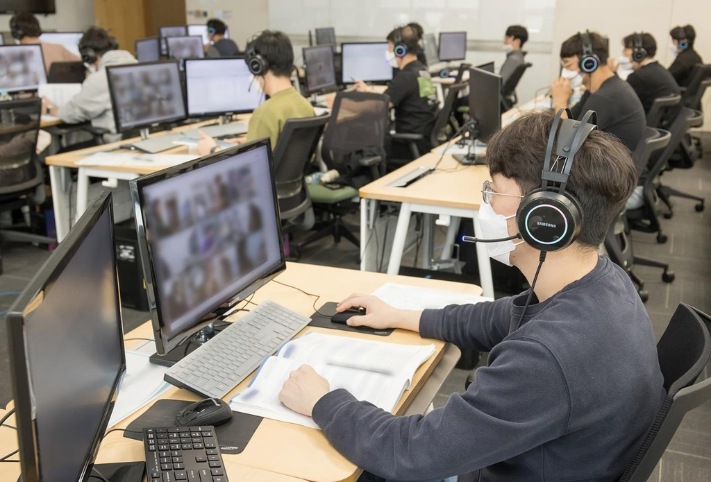 삼성전자는 6&sim;7일 이틀간 올해 하반기 GSAT(삼성직무적성검사)를 온라인으로 진행했다. 사진은 지난 10월30일 용인 삼성전자 인재개발원에서 삼성전자 감독관들이 응시자들을 대상으로 예비소집을 진행한 모습. [삼성전자 제공]