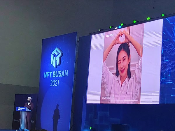부산벡스코에서 열린 ‘NFT 부산 2021’ 옥션 현장에서 소개되고 있는 도어오픈의 가상 인간 마리. [도어오픈 제공]