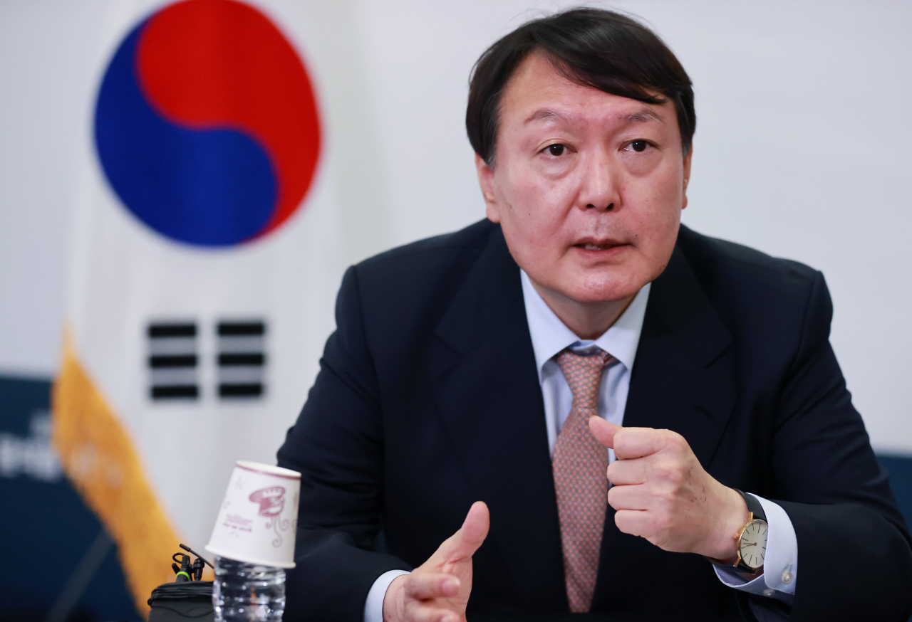국민의힘 윤석열 대선 후보가 7일 오후 서울 종로구 캠프 사무실에서 연합뉴스와 인터뷰를 하고 있다. [연합]