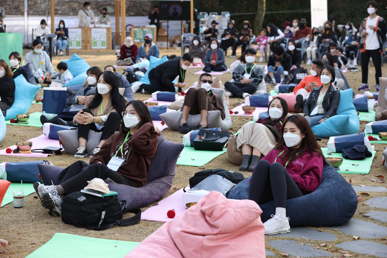 웰니스 페스타 참가자들은 편안한 자세로 축제를 즐겼다.