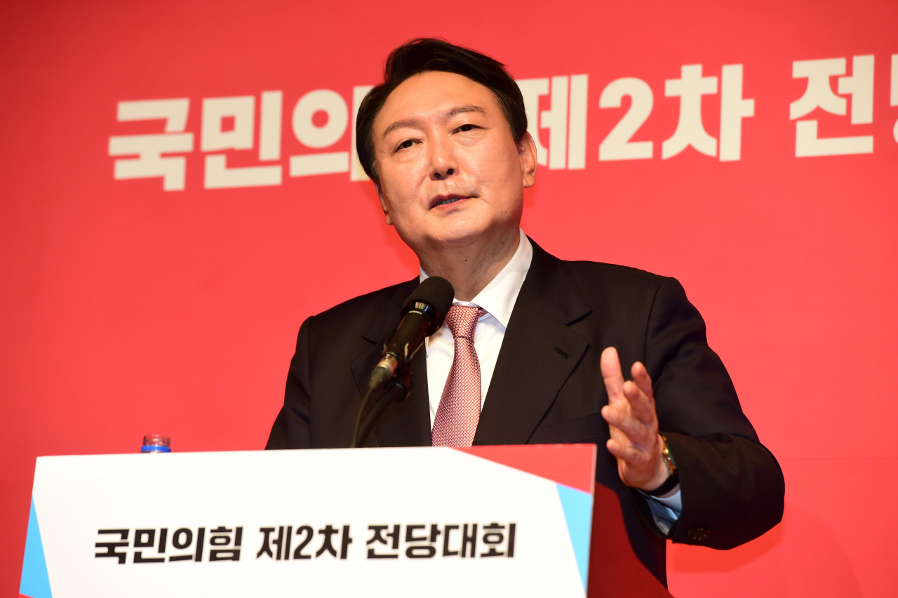 국민의힘 윤석열 대선 후보가 지난 5일 오후 서울 용산구 백범김구기념관에서 열린 제2차 전당대회에서 제20대 대통령 선거 후보에 선출된 후 기자회견을 하고 있다. 연합뉴스