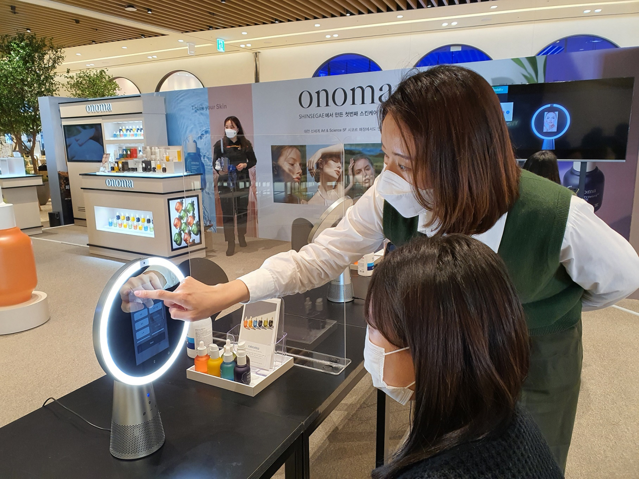 스마트 거울이 설치된 시코르 매장 [신세계백화점 제공]