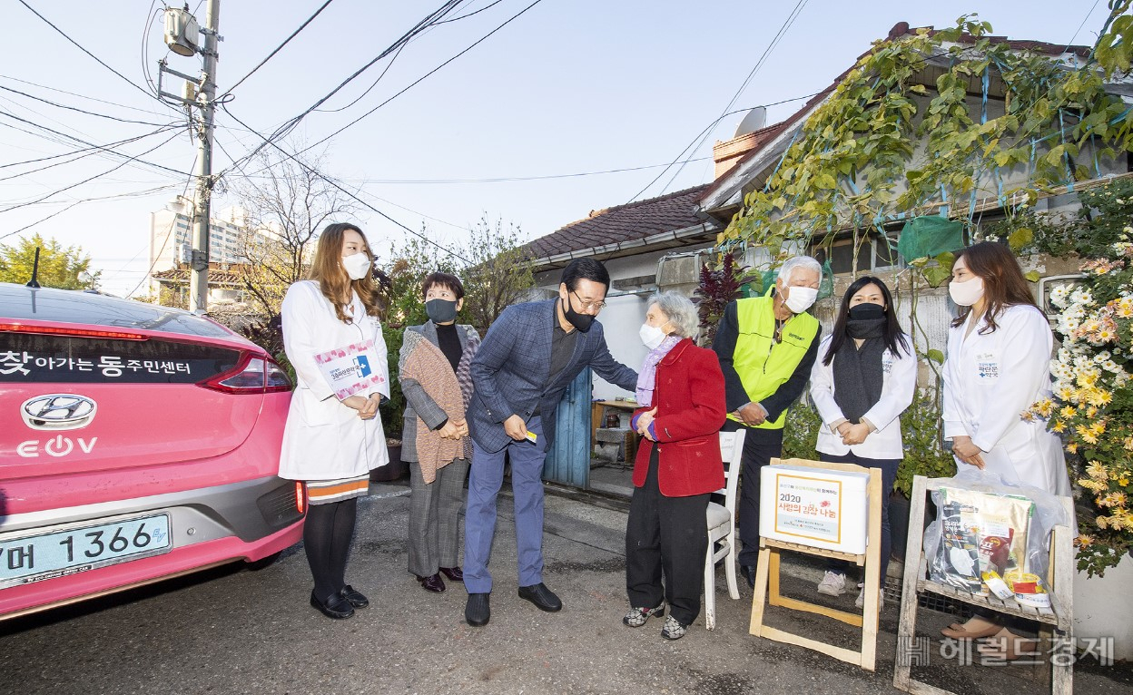 지난해 11월 성장현 용산구청장이 김장김치 담그기 행사후 한 어르신댁을 방문해 김장김치를 배달하고 있다.