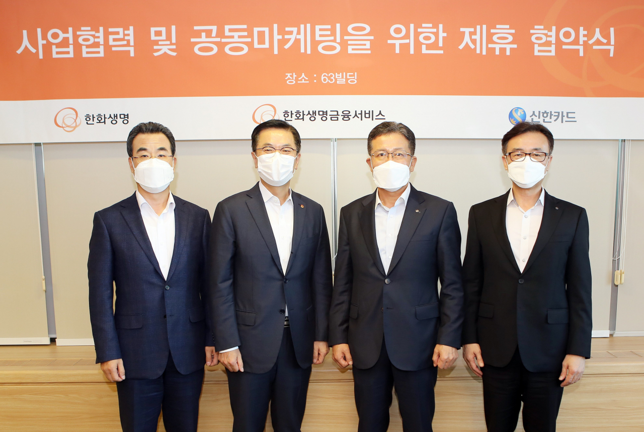 신한카드는 한화생명과 여의도 63빌딩에서 양사 관계자들이 참석한 가운데 '공동 마케팅 추진을 위한 전략적 양해각서(MOU)’를 체결했다고 8일 밝혔다. 협약식에 참석한 김상주(왼쪽부터) 한화생명금융서비스 금융소비자보호실장, 이경근 한화생명 보험부문장 부사장, 이석창 신한카드 페이 플랫폼 그룹장, 박현 신한카드 멤버십본부 본부장이 기념 사진을 촬영하고 있다.