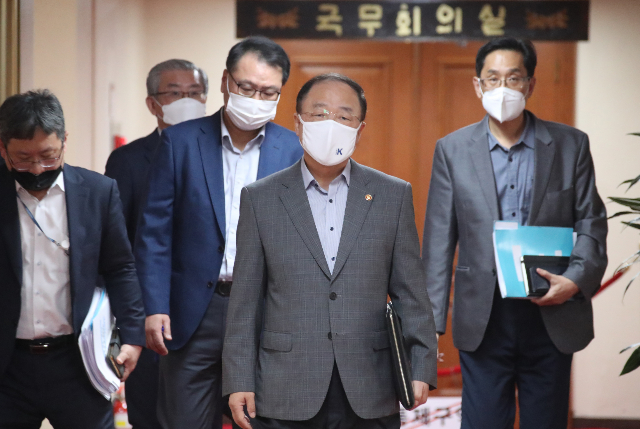 홍남기 경제부총리 겸 기획재정부 장관이 휴일인 7일 오후 정부서울청사에서 미국 정부의 반도체 정보 제공 요청과 요소수 품귀 사태 대응 방안을 논의하기 위해 열린 대외경제안보전략회의에 참석하고 있다. 수입 공급망 다변화를 경제안보적 차원에서 전반적으로 다뤄야 한다는 지적이 나온다. [연합]