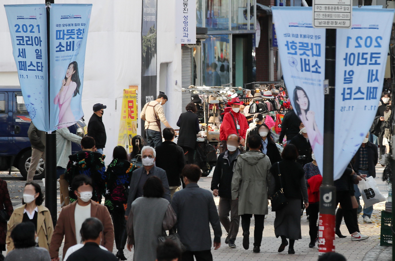 단계적 일상회복(위드 코로나) 시행 후 첫 휴일인 7일 오후 서울 중구 명동에 국내 최대 쇼핑 축제인 '2021 코리아세일페스타'를 알리는 현수막이 걸려 있다. 코리아세일페스타는 오는 15일까지 열린다. [연합]