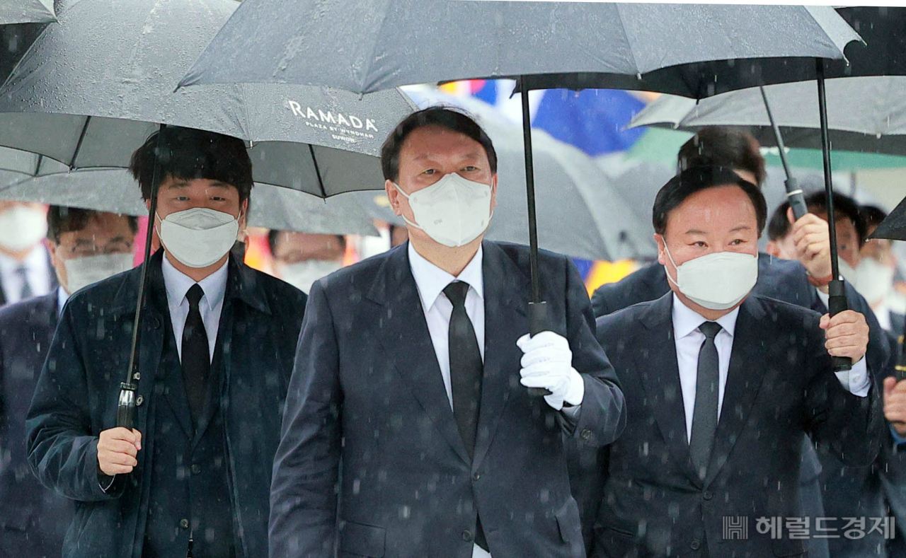 [헤럴드경제=이상섭 기자] 윤석열 국민의힘 대선 후보가 8일 오전 서울 동작구 국립서울현충원을 현충탑으로 향하고 있다.