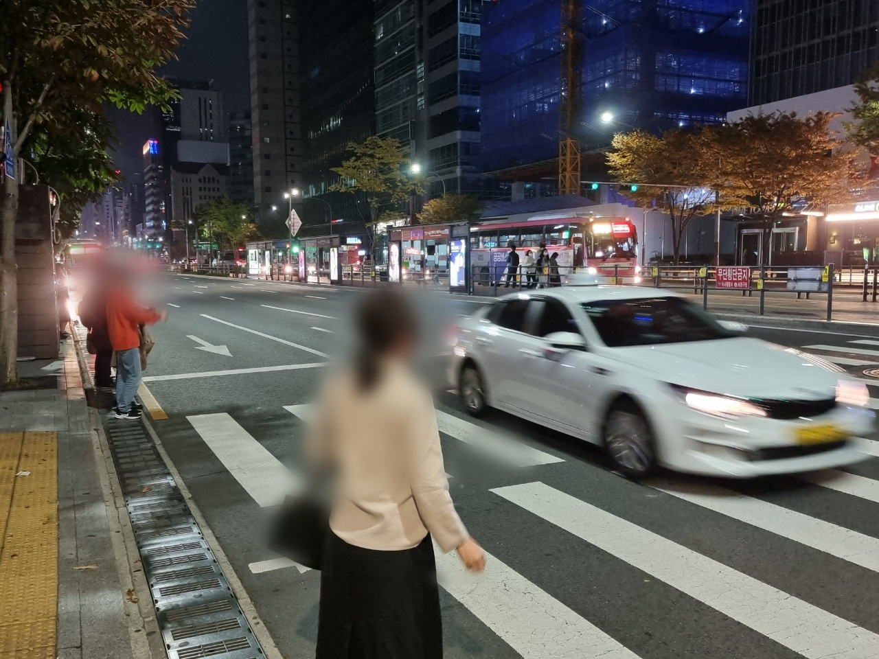 단계적 일상회복(위드 코로나)이 시행된 첫 주말이었던 지난 6일 밤 서울 잠실동에서 한 시민이 택시를 잡고 있다. 김지헌 기자