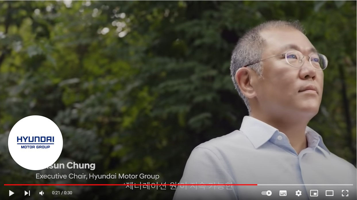 정의선 현대차그룹 회장이 영국 BBC 방송이 제작한 다큐멘터리 '미래의 추억 2045'에 출연해 기후 변화의 메시지를 전달하고 있다. [현대자동차그룹 유튜브 화면 캡쳐]