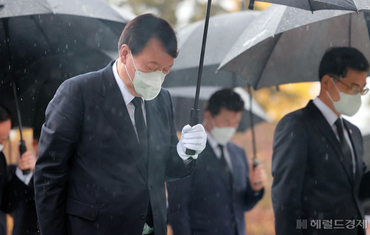 [헤럴드경제=이상섭 기자] 윤석열 국민의힘 대선 후보가 8일 오전 서울 동작구 국립서울현충원을 찾아 현충탑에 참배하고 있다.