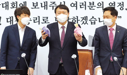 여야의 대선 후보가 최종 확정된 후 첫 월요일인 8일, 각 당이 차기 대권을 향한 본격 대결을 시작했다. 윤석열 국민의힘 대선 후보는 전당대회 후 처음으로 최고위원회에 참석해 이준석 대표로부터 필승의 비책을 상징하는 비단 주머니를 받았다. 이상섭 기자