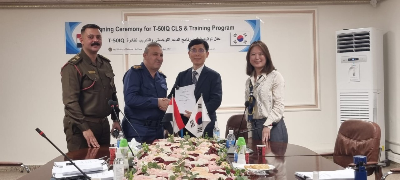 한국항공우주산업(KAI)이 7일 이라크 국방부와 3억6000만달러 규모의 T-50IQ 후속운영지원 계약을 체결했다. 사진은 아딜 다우드 이브라힘 이라크 국방부 군수국 준장(왼쪽 두 번째)과 배찬휴 KAI 수출사업운영실 상무(오른쪽 두 번째)가 계약 체결 후 악수하는 모습. [KAI 제공]