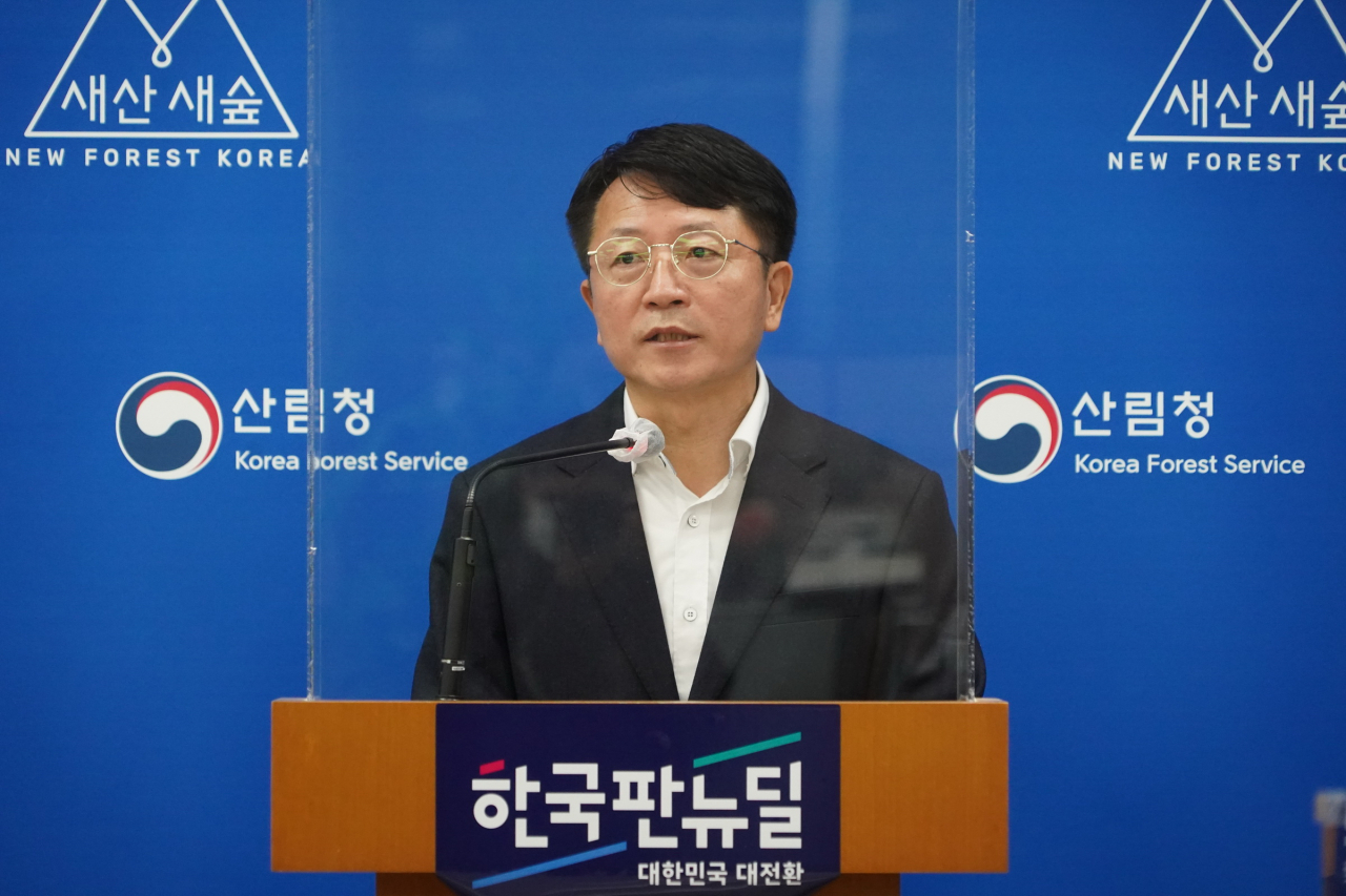 정철호 산림청 대변인이 8일 대전정부 청사 브리핑룸에서 제26차 유엔기후변화협약 당사국 총회 '글래스고 정상선언' 취지에 관해 설명하고 있다.