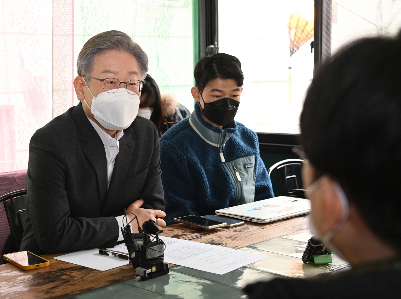 이재명 더불어민주당 대선후보가 8일 오후 서울 성동구의 한 음식점에서 청년 소셜벤처기업인들과 오찬을 함께하며 대화를 나누고 있다. [연합]