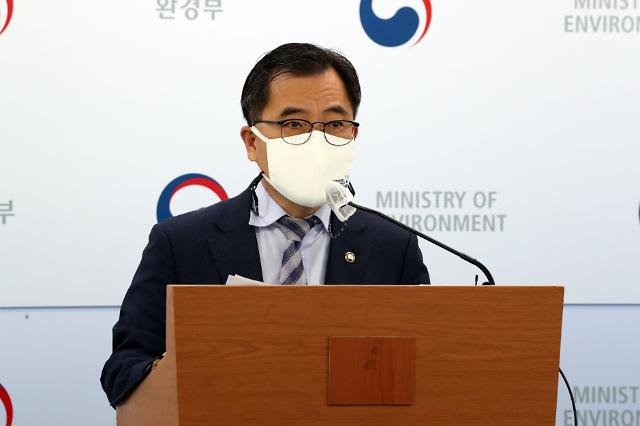 홍정기 환경부 차관이 8일 오전 정부세종청사에서 '경유차 촉매제(요소수) 및 요소 불법유통'과 조사계획을 발표하고 있다. [연합]