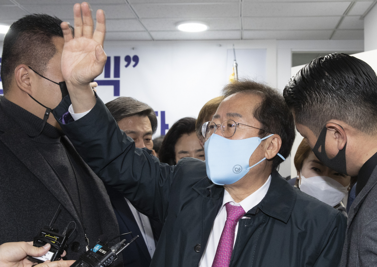 홍준표 국민의힘 의원이 지난 8일 서울 영등포구 여의도 BNB타워에서 열린 jp희망캠프 해단식에서 지지자들에게 인사하고 있다. [연합]