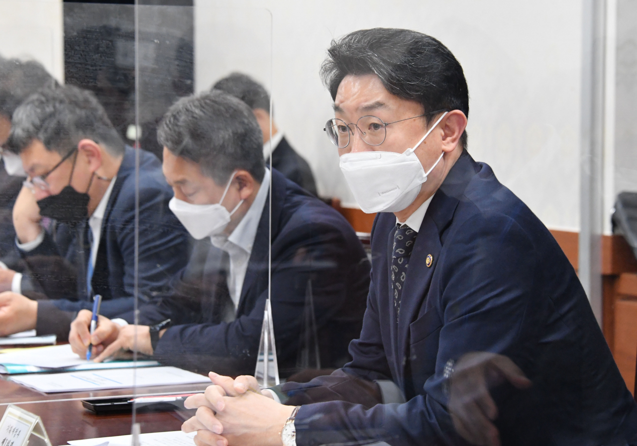 이억원(오른쪽 첫 번째) 기획재정부 제1차관이 8일 서울 광화문 정부서울청사에서 열린 '요소수 수급 관련 범부처 합동 대응회의'를 주재하고 있다. [연합]