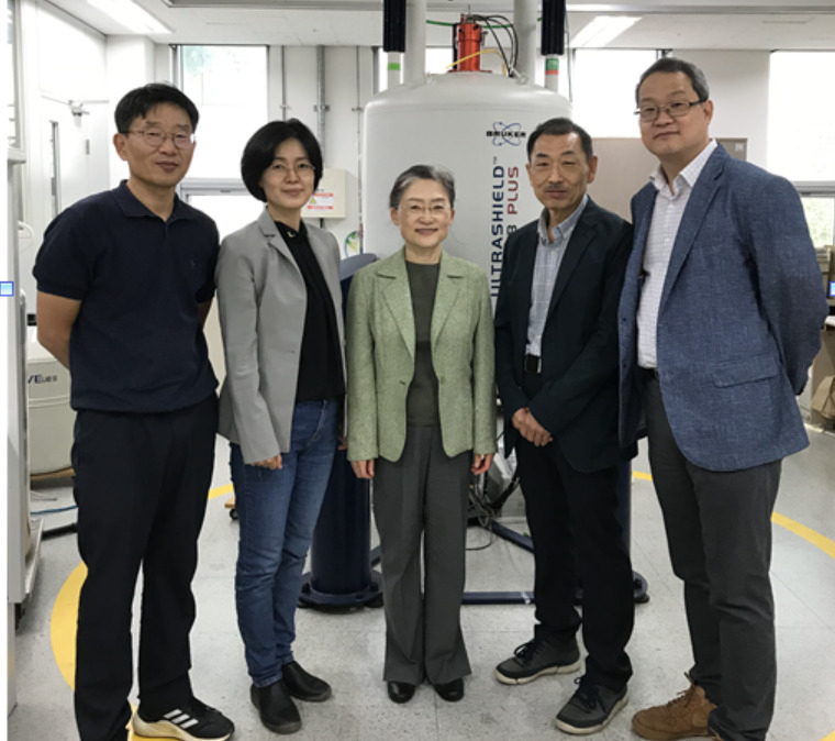 왼쪽부터 지질자원연 최병영 박사, KBSI 김선하 선임연구원, 한옥희 KBSI 박사, 표준연 김용일 박사, 지질자원연 이승우 박사.[KBSI 제공]
