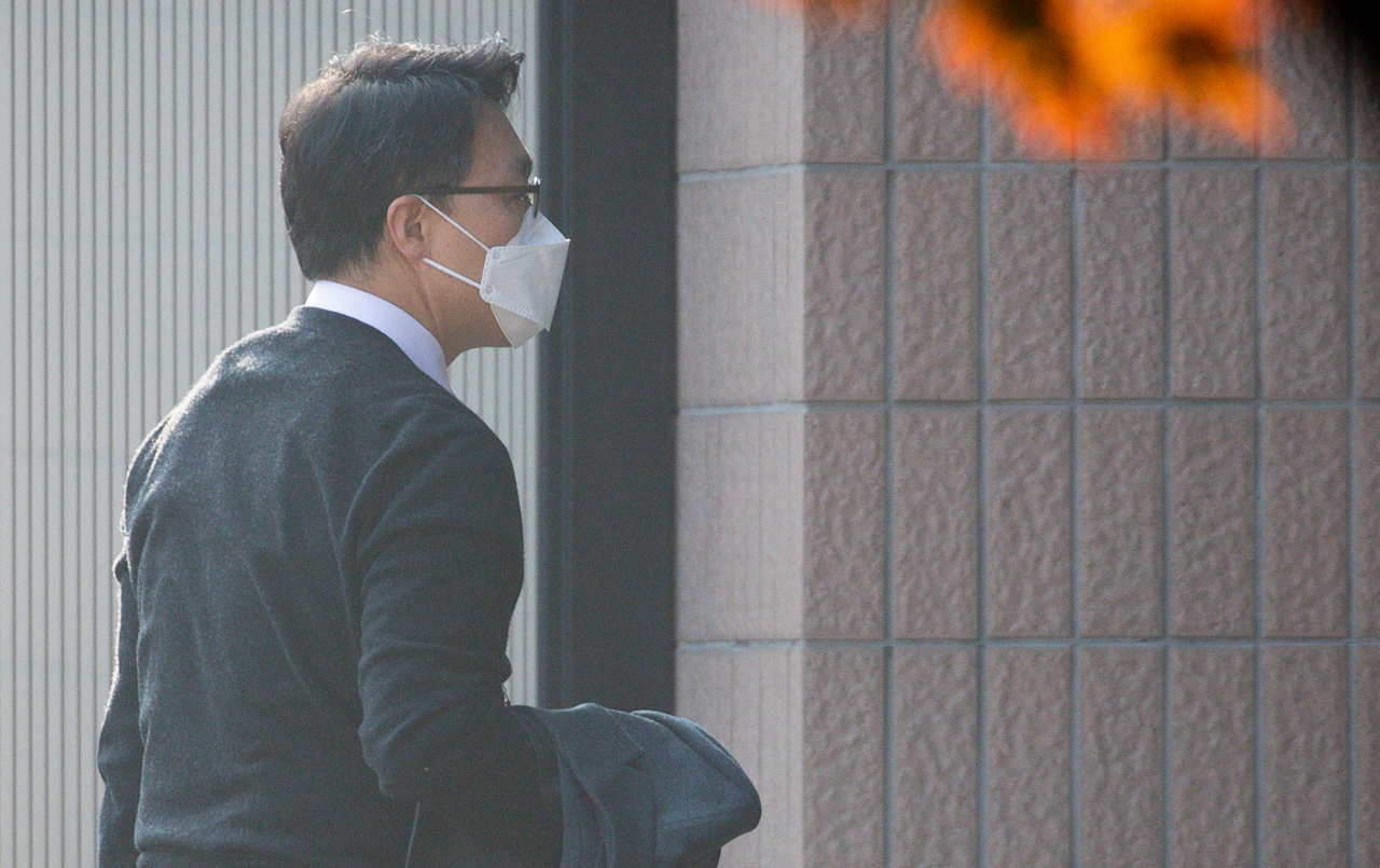 윤석열 전 검찰총장이 국민의힘 대선 후보로 확정되면서 고위공직자범죄수사처(공수처)가 부담이 커지고 있다.사진은 출근하는 김진욱 공수처장. [연합]