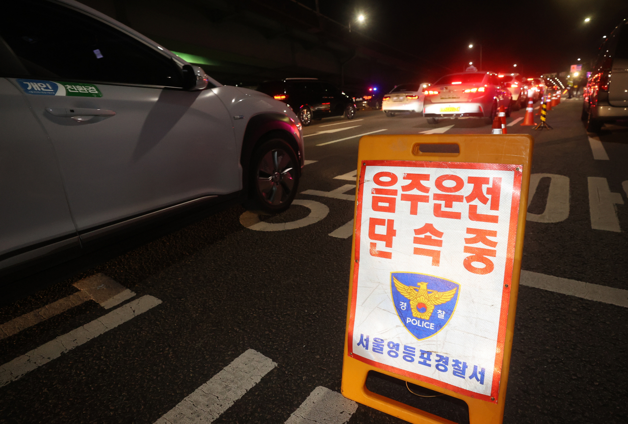 ‘위드 코로나’ 시행 첫 주에 경찰이 음주운전 단속을 통해 2844건을 적발했다. 또 유흥시설 불법영업 특별단속으로 방역수칙을 위반한 295명을 적발됐다.사진은 '위드 코로나' 시행 첫 주말인 지난 6일 새벽 서울 영등포구 도로에서 경찰이 음주운전 단속을 하고 있는 모습. [연합]