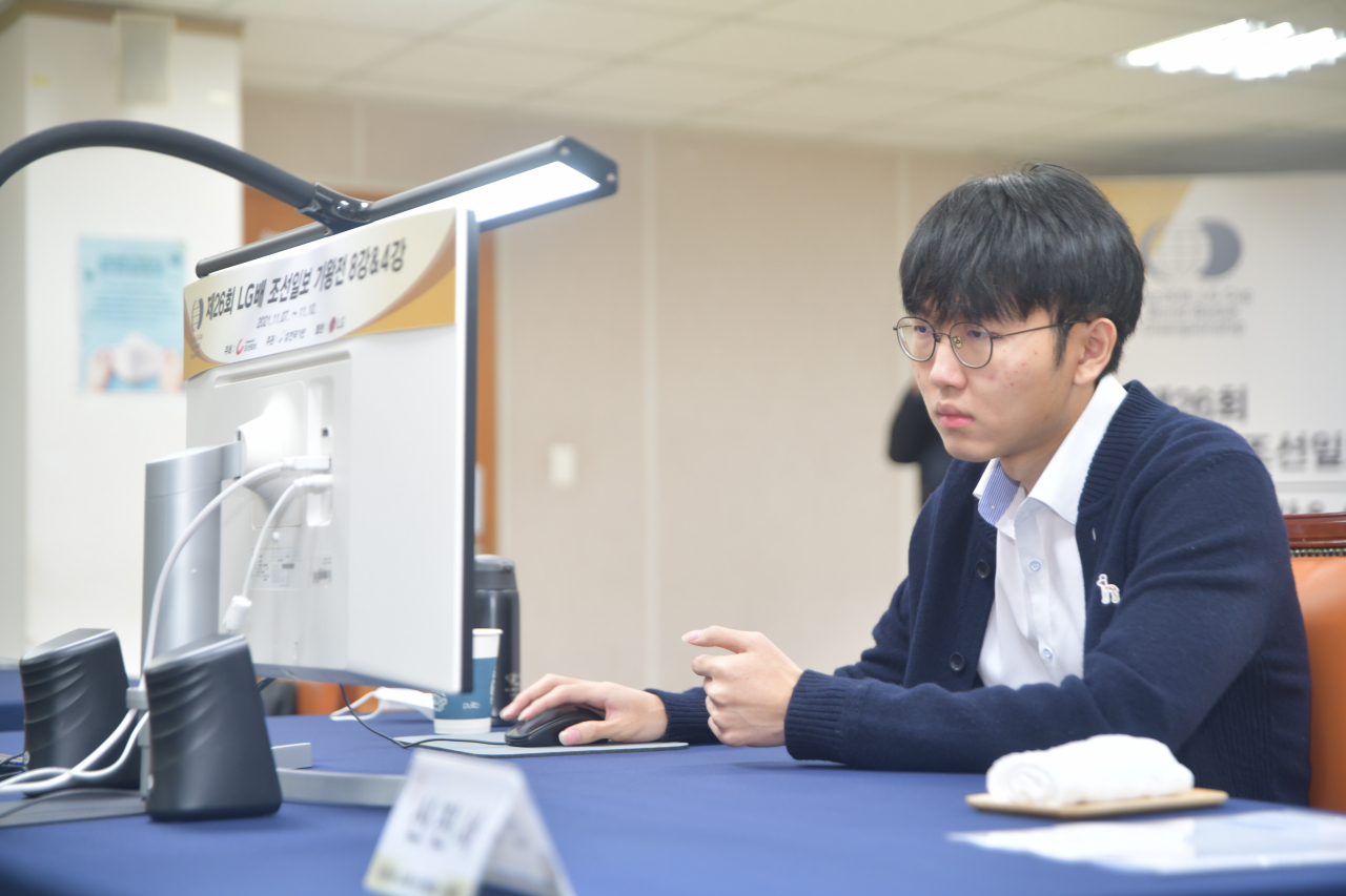 신진서가 8일 열린 LG배 8강전에서 대국하는 모습.[한국기원 제공]